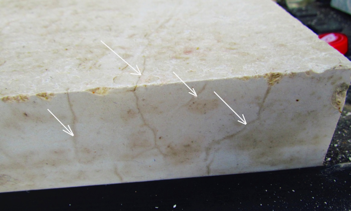 трещины в камне
